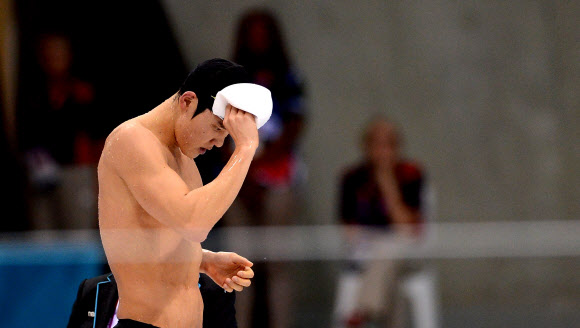런던올림픽 올림픽파크 아쿠아틱센터에서 열린 수영 남자 1500m 자유형 결승에서 한국의박태환 선수가 4위로 도착한뒤 아쉬운표정을 지으며 들어가고 있다. 올림픽사진공동취재단