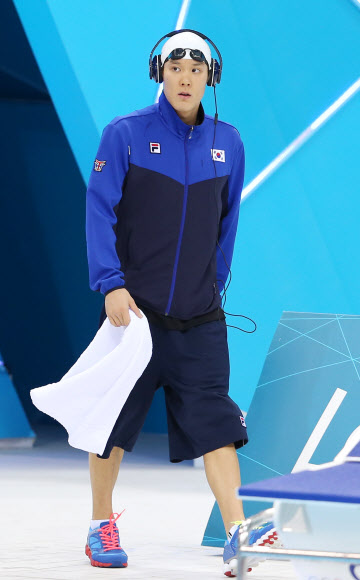 남자 200m 자유형 준결승전이 열린 런던 올림픽파크 아쿠아틱 센터에서 박태환 선수가 음악을 들으며 입장하고 있다. 박태환은 3위로 결승에 진출했다.  올림픽사진공동취재단