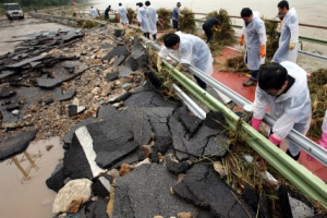 수해복구에 팔 걷은 시민들