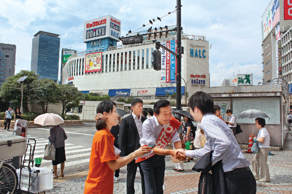 일본 참의원 선거를 이틀 앞둔 19일 도쿄 신주쿠에서 자민당 비례대표로 출마한 외식업체 와타미의 창업자 와타나베 미키가 유권자들에게 인사를 하고 있다.