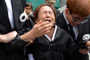 [포토]”안돼 가지마”… 노량진 수몰사고 희생자 눈물의 영결식