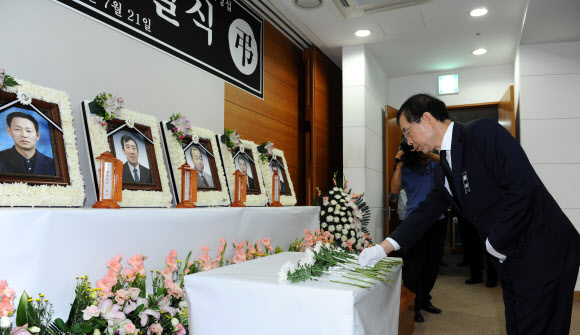 박원순 서울시장이 21일 오전 서울 구로동 고대구로병원에서 열린 노량진 배수지 수몰사고 희생자 합동 영결식에 참석해 고인의 영정 앞에 헌화하고 있다.  연합뉴스