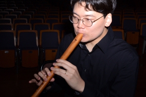 초딩용 악기 삑삑 불고 있네…  날 키운 건 8할이 편견이죠