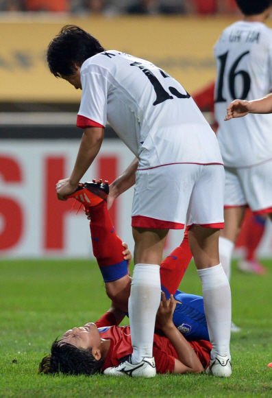 “조~국통일” 8년만의 남북축구