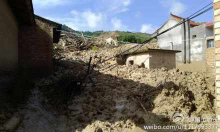 22일 간쑤성의 딩시(定西)시에서 리히터 규모 6.6의 강진이 발생한 가운데 주택 10여채가 산사태로 밀려온 흙더미에 묻혀 있다.  중국 시나닷컴 웨이보 ‘國土所長’ 계정