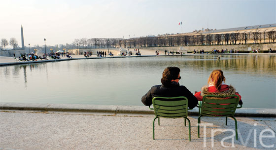 1 파리에서는 공원 의자에 앉아 마냥 볕을 즐기는 것이 너무도 자연스러웠다