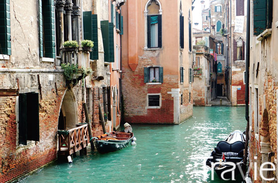물결 부닥치는 벽면 기둥에 단단히 매어둔 곤돌라.물의 도시 베네치아를 가장 베네치아답게 물들이는 풍경이 아닐까. 내 멋대로 ‘베네치아식 주차’라 이름붙여 본다 