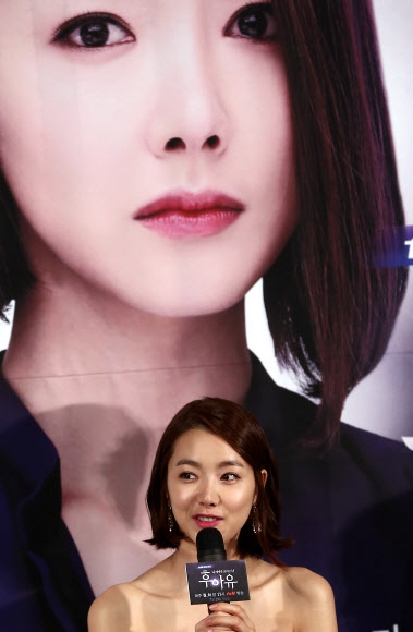 23일 오후 서울 영등포 CGV에서 열린 tvN 월화드라마 ‘후아유’ 제작보고회에서 배우 소이현이 질의응답을 하고 있다.<br>연합뉴스