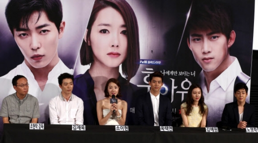 23일 오후 서울 영등포 CGV에서 열린 tvN 월화드라마 ‘후아유’ 제작보고회에서 조현탁 감독(왼쪽부터), 배우 김재욱, 소이현, 옥택연, 김예원, 노영학이 간담회를 갖고 있다. 연합뉴스