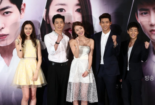23일 오후 서울 영등포 CGV에서 열린 tvN 월화드라마 ‘후아유’ 제작보고회에서 배우 김예원(왼쪽부터), 김재욱, 소이현, 옥택연, 노영학이 포토타임을 갖고 있다.  연합뉴스