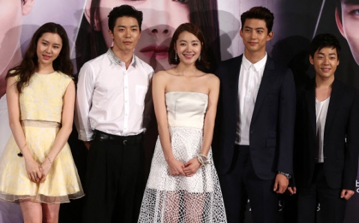 23일 오후 서울 영등포 CGV에서 열린 tvN 월화드라마 ‘후아유’ 제작보고회에서 배우 김예원(왼쪽부터), 김재욱, 소이현, 옥택연, 노영학이 포토타임을 갖고 있다.  연합뉴스