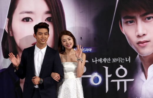 23일 오후 서울 영등포 CGV에서 열린 tvN 월화드라마 ‘후아유’ 제작보고회에서 배우 소이현, 옥택연이 포토타임을 갖고 있다.  <br>연합뉴스