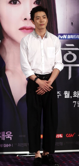 23일 오후 서울 영등포 CGV에서 열린 tvN 월화드라마 ‘후아유’ 제작보고회에서 배우 김재욱이 포토타임을 갖고 있다.  <br>연합뉴스