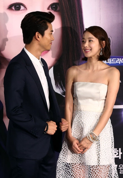 23일 오후 서울 영등포 CGV에서 열린 tvN 월화드라마 ‘후아유’ 제작보고회에서 배우 옥택연(왼쪽)과 소이현이 포토타임을 갖고 있다.<br>연합뉴스