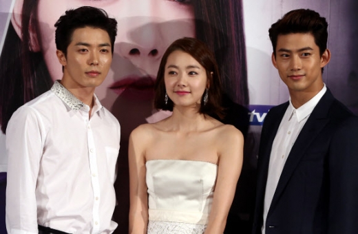 23일 오후 서울 영등포 CGV에서 열린 tvN 월화드라마 ‘후아유’ 제작보고회에서 배우 김재욱(왼쪽부터), 소이현, 옥택연이 포토타임을 갖고 있다. 연합뉴스