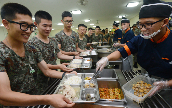 중복날 전복 삼계탕… 맛있겠軍