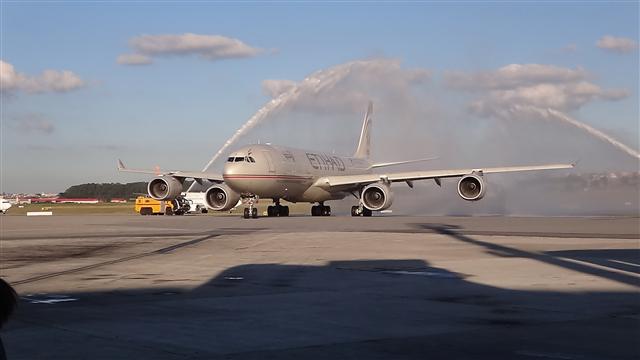 지난 6월 브라질 상파울루 구아룰류스 국제공항에서 에티하드항공의 EY191 편이 시원한 물세례 속에 환영 인사를 받고 있다. 에티하드항공 제공