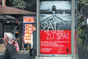 獨 곳곳에 내걸린 ‘나치 전범 수배’ 포스터