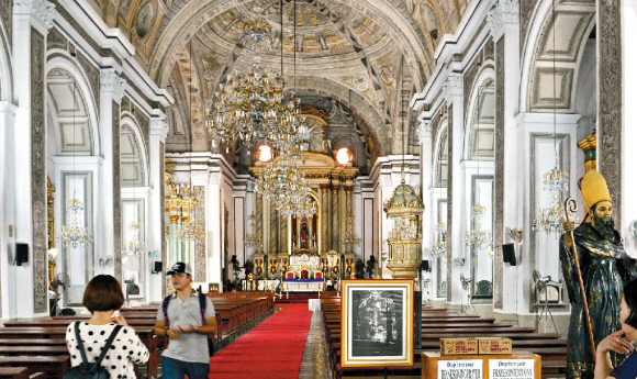 화려한 바로크 양식의 성 어거스틴 교회 내부 모습.