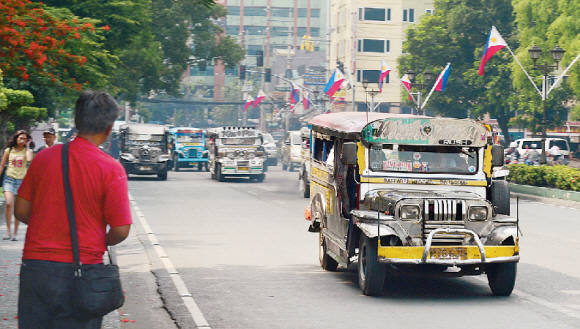 마닐라 시내에서 흔히 볼 수 있는 지프니. 가장 대중적인 교통수단이다.
