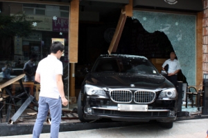 부산서 외제차, 커피숍 안으로 돌진…손님 1명 부상