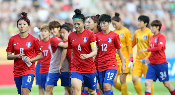 24일 경기도 화성종합경기타운에서 열린 2013 동아시안컵대회 여자축구 한국과 중국과의 경기가 한국의 1-2 패배로 끝이 났다. 연합뉴스