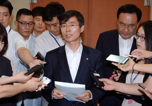 조경태 민주당 최고위원이 25일 국회 정론관에서 기자회견을 열어 문재인 의원의 ‘서해북방한계선(NLL) 논쟁 종식’ 발언에 대해 비판한 뒤 기자들의 질문에 답하고 있다. 