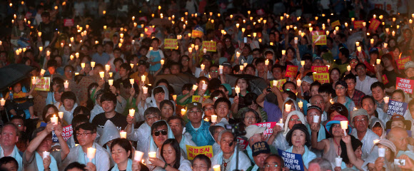27일 오후 서울광장에 모인 시민들과 참여연대 등 284개 시민사회단체로 구성된 ‘국정원 시국회의’가 국정원 사건에 대한 철저한 국정조사를 촉구하는 촛불집회를 열고 있다.