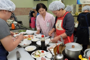 다양한 학교 급식메뉴 배우는 조리사들