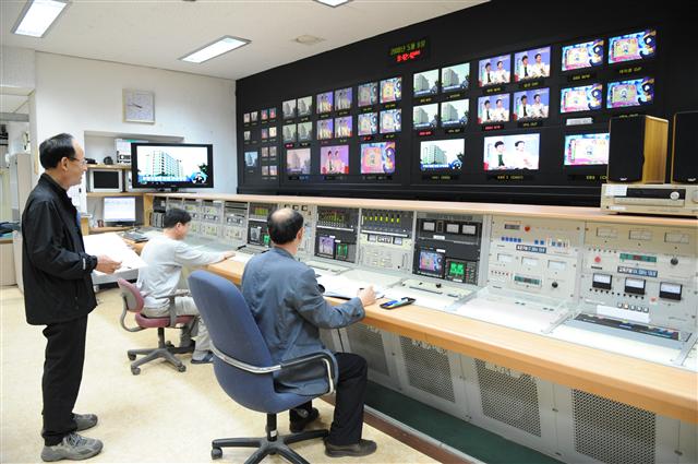 KBS 관악산 송신소의 UHD 실험 방송실 모습. 이곳에서 채널 66번을 통해 100W의 신호로 서울 여의도 KBS까지 UHD 신호가 전해진다. KBS 제공