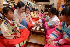 여름방학에 학원 가니? 우리는 서당 왔다