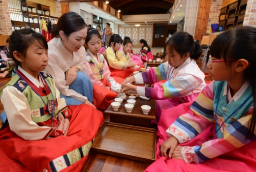 여름방학에 학원 가니? 우리는 서당 왔다