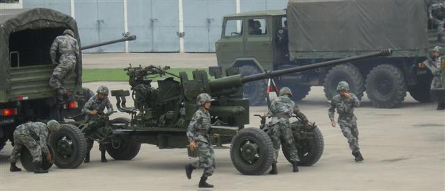 지난 29일 중국 서북부 간쑤성 란저우 지역의 제47집단군 소속 방공여단이 건군 86주년 기념일(8월 1일)을 앞두고 해외 언론인들을 초청한 가운데 방공포 발사 훈련을 공개했다. 시안 주현진 특파원 jhj@seoul.co.kr