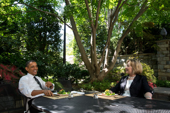 버락 오바마(왼쪽) 미국 대통령이 29일(현지시간) 백악관 집무실 옆 야외 식탁에서 힐러리 클린턴 전 국무장관과 점심 식사를 하고 있다. 백악관 홈페이지 캡처