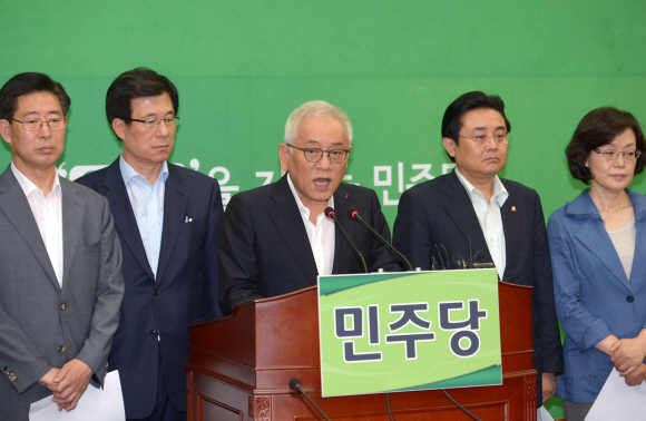 김한길 민주당 대표가 31일 오후 국회 당대표실에서 긴급기자회견을 열고 장외투쟁 선언을 하고 있다. 이호정기자 hojeong@seoul.co.kr