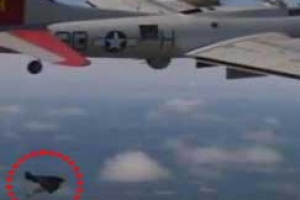 슈퍼맨? 비행기 아래 사람이