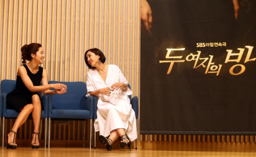 배우 왕빛나(왼쪽)와 박은혜가 1일 오후 서울 목동 SBS에서 열린 아침연속극 ‘두여자의 방’ 제작발표회에서 이야기를 나누고 있다.<br>연합뉴스
