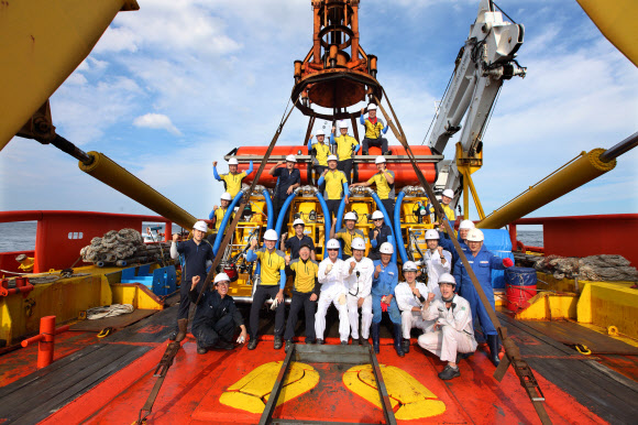 1일 포항 동남쪽 130㎞ 지점에 설치된 심해저 채광로봇 ‘미내로’에서 한국해양과학기술원 직원들이 1370m 해역의 해저주행에 성공한 뒤 환호하고 있다. 미내로는 수심 130m 지점에서 모형 망간단괴를 채집하기도 했다. 해양수산부 제공