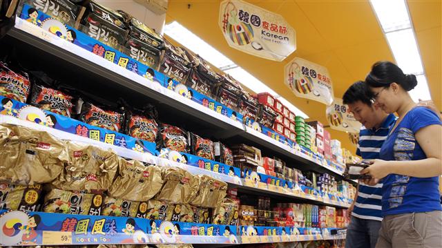 지난달 29일(현지시간) 홍콩 다이각주이(大角咀)의 올림피안시티 쇼핑몰에 있는 대형마트 파크엔숍에서 현지 소비자가 한국 중소기업이 만든 이마트 자체 브랜드 상품을 살펴보고 있다. 이마트 제공
