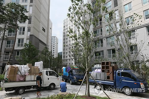 강남의 한 아파트 단지 내에서 이사짐을 실은 차량들이 대기하고 있다. 연합뉴스