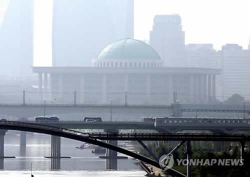 성산대교에서 바라본 안개낀 국회의사당이 국정원 국조특위 등으로 난항을 겪는 정국을 보여주는 듯하다.  연합뉴스