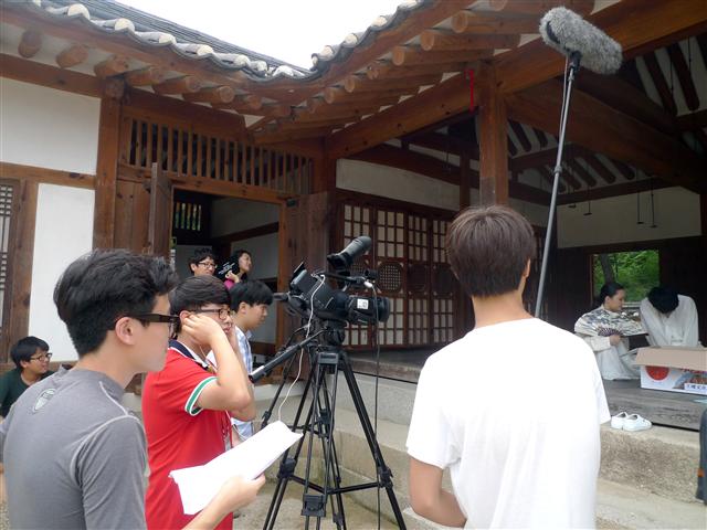 꿈다락 문화학교 ‘연극, 영화를 만나다’ 프로그램에 참여했던 1기 학생들이 경기 남양주종합촬영소 운당 세트장에서 영화 촬영을 하고 있다.