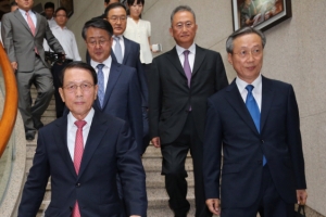 문책, 쇄신… 靑 ‘절반교체’ 승부수