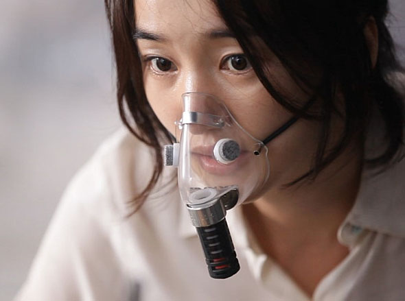 장혁·수애 주연의 블록버스터 ‘감기’에 대해 제작사가 직접 배급에 나선다. 영화 감기 스틸컷