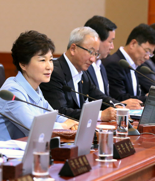 여름 휴가를 마친 박근혜 대통령이 6일 청와대에서 열린 국무회의에서 모두발언을 하고 있다. 연합뉴스