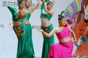 중국 전통무용 선보이는 예술학교 학생들