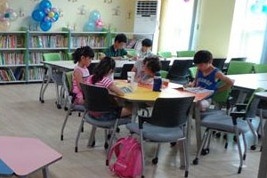 우는 아이도 뚝! 최신 스마트폰보다 도서관