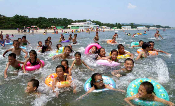 해양체육월간(7∼8월)을 맞아 강원도 원산의 송도원해수욕장에서 학생들이 물놀이를 하고 있다. 연합뉴스
