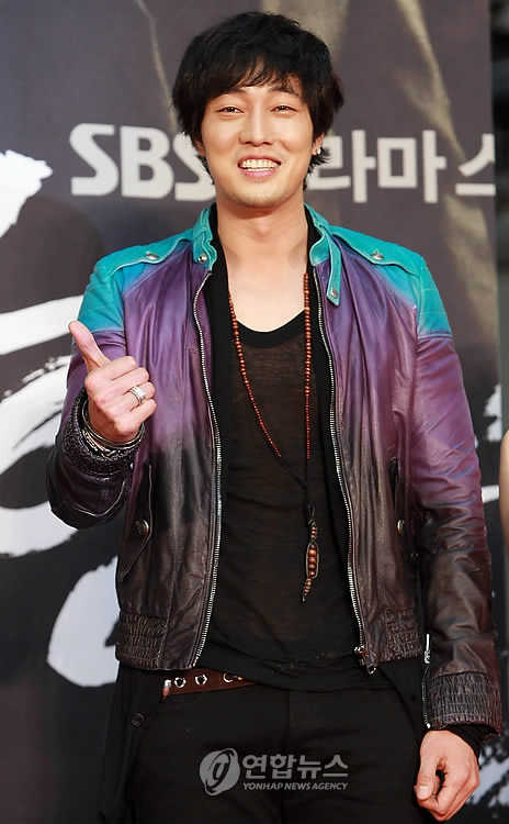 13일 오후 청주국제공항에서 진행된 SBS 새 수목 드라마 ‘카인과 아벨’ 제작발표회에서 배우 소지섭이 포즈를 취하고 있다.  연합뉴스