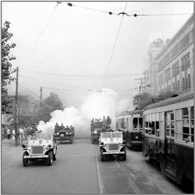1958년 보건사회부가 벌인 여름철 방역 작업 모습. 서울 시내가 뿌연 연기로 뒤덮였다.  국가기록원 제공